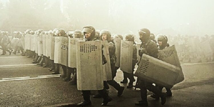 কাজাখস্তান জুড়ে জরুরি অবস্থা জারি, শান্তিরক্ষা বাহিনী পাঠাবে রাশিয়া