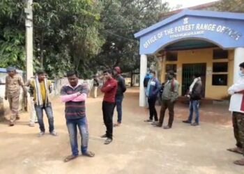 দু’বছর ধরে মেলেনি মজুরি,বন দফতরের অফিসে তালা ঝুলিয়ে বিক্ষোভ হুলা পার্টির
