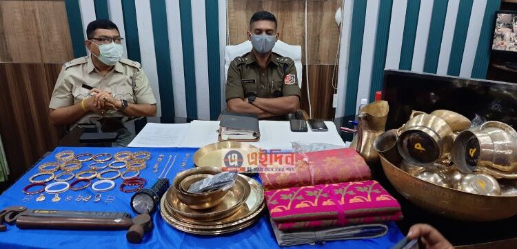 গত বছরে কাটোয়ায় ১৬ টি চুরির ঘটনায় ১৩ টি ক্ষেত্রে চুরি যাওয়া মালপত্র উদ্ধার হয়েছে বলে জানালো পুলিশ