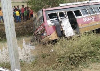 নিয়ন্ত্রণ হারিয়ে নয়ানজুলিতে যাত্রীবাহী বাস, আহত ৮