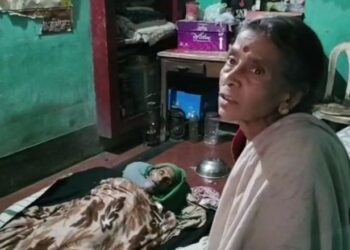 বিছানায় পড়ে স্বামীর নিথর দেহ, নির্বিকারভাবে গৃহস্থালির কাজ করে যাচ্ছেন মানসিকভাবে অসুস্থ স্ত্রী