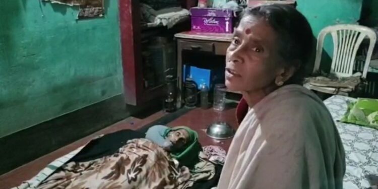 বিছানায় পড়ে স্বামীর নিথর দেহ, নির্বিকারভাবে গৃহস্থালির কাজ করে যাচ্ছেন মানসিকভাবে অসুস্থ স্ত্রী