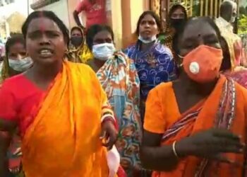 কথা দিয়ে বিধায়ক না আসায় মেমারির দুর্গাপুর পঞ্চায়েত অফিসের সামনে বিক্ষোভে গ্রামবাসী