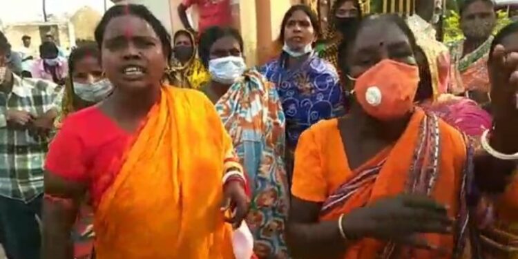 কথা দিয়ে বিধায়ক না আসায় মেমারির দুর্গাপুর পঞ্চায়েত অফিসের সামনে বিক্ষোভে গ্রামবাসী