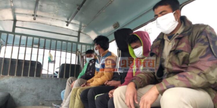 মধুচক্র চালানোর অভিযোগে পাঁচ যুবক গ্রেফতার মেমারিতে