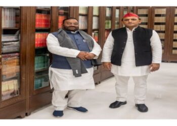 প্রায় আট বছর আগের একটি মামলায় স্বামী প্রসাদ মৌর্যের বিরুদ্ধে গ্রেফতারি পরোয়ানা জারি