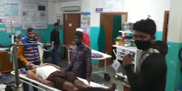 জুয়ার ঠেকে বচসা থেকে সংঘর্ষে জড়াল তৃণমূলের দুই গোষ্ঠীর লোকজন, জখম অন্তত ২০