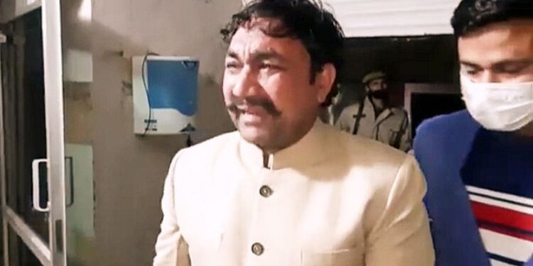 উত্তরপ্রদেশে মায়াবতীর দলের নেতার বিরুদ্ধে ৬৭ লক্ষ টাকা হাতিয়ে নিয়ে টিকিট না দেওয়ার অভিযোগ, আইসির সামনে কেঁদে ভাসালেন অভিযোগকারী বিএসপি নেতা আরশাদ রানা