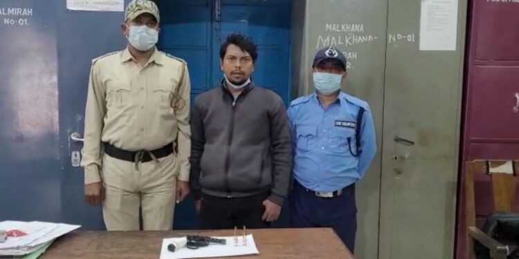 ডাকাতির ঘটনার পর তল্লাশি অভিযানে আগ্নেয়াস্ত্রসহ বিহারের দুষ্কৃতিকে গ্রেফতার করল হরিশ্চন্দ্রপুর থানার পুলিশ