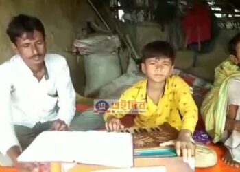 কুঁড়ে ঘরের খুদে শিল্পীর মায়াবী গানের সুরের জাদুতে মুগ্ধ সংগীতপ্রেমীরা