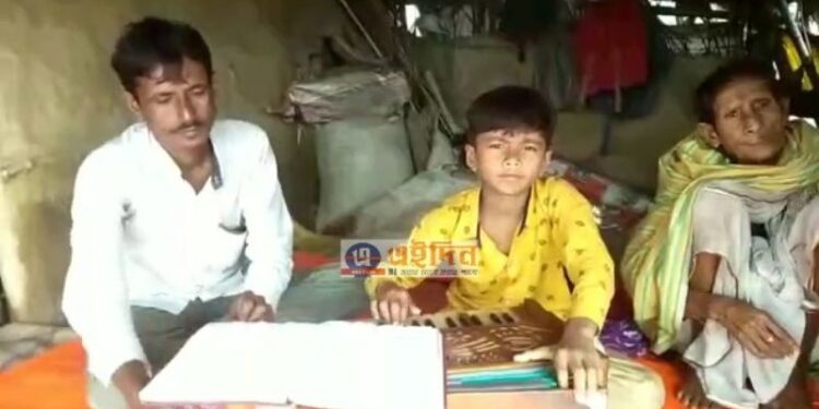 কুঁড়ে ঘরের খুদে শিল্পীর মায়াবী গানের সুরের জাদুতে মুগ্ধ সংগীতপ্রেমীরা