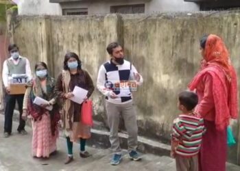 দু’বছর বন্ধ স্কুল, প্রাথমিকের খুদে পড়ুয়াদের বইমুখী করতে শিক্ষকরা যাচ্ছেন পড়ুয়াদের বাড়িতে