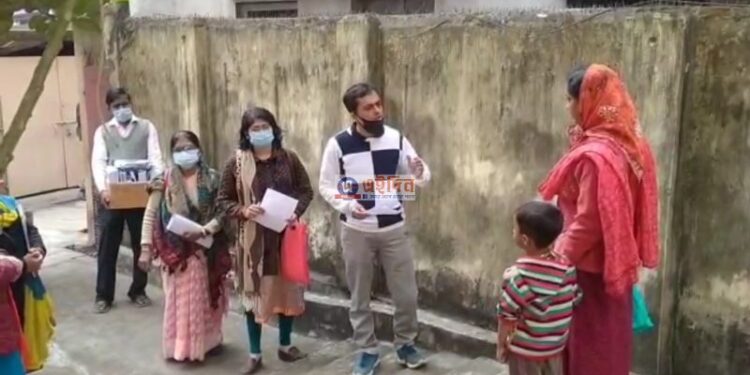 দু’বছর বন্ধ স্কুল, প্রাথমিকের খুদে পড়ুয়াদের বইমুখী করতে শিক্ষকরা যাচ্ছেন পড়ুয়াদের বাড়িতে