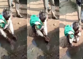 দু’হাজার টাকার শর্তে গ্রামের নিকাশি নালার দূর্গন্ধযুক্ত জল পান করলেন ৬০ বছরের বৃদ্ধ