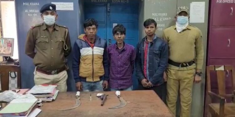 ডাকাতির উদ্দেশ্যে জড়ো হওয়া ৩ দুষ্কৃতি গ্রেফতার হরিশ্চন্দ্রপুরে