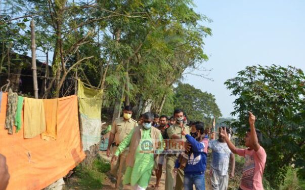 কাটোয়ায় সাংসদ সুনীল মণ্ডলকে ঘিরে ধরে ‘গো ব্যাক’ শ্লোগান গ্রামবাসীদের