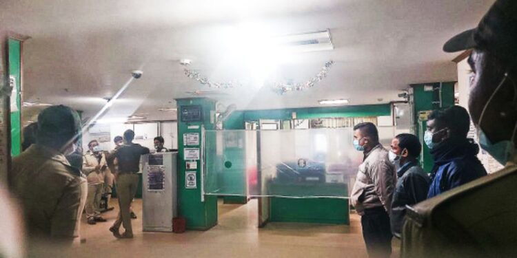 প্রায় ৪৫ মিনিটের মধ্যে কয়েক লক্ষ টাকা লুটপাট সশস্ত্র দুষ্কৃতি দলের, তদন্তে গঠন হল স্পেশাল ইনভেস্টিগেশন টিম