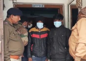 ফেনসিডিল সিরাপসহ দুই পাচারকারীকে গ্রেফতার করল মানিকচক থানার পুলিশ