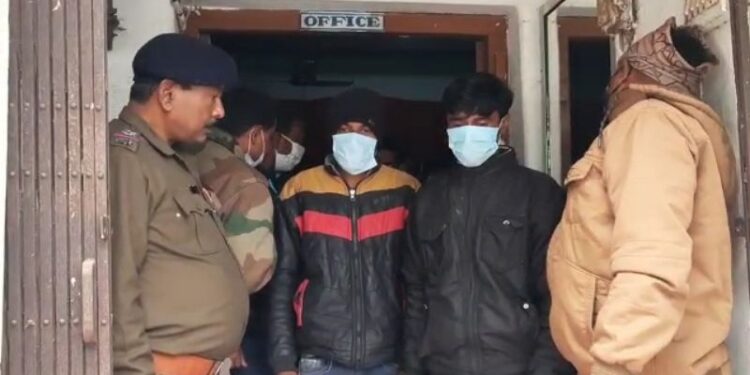 ফেনসিডিল সিরাপসহ দুই পাচারকারীকে গ্রেফতার করল মানিকচক থানার পুলিশ