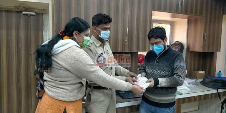 ফের সিসিটিভি ক্যামেরার কামাল, রাস্তায় পড়ে যাওয়া ২০ হাজার টাকার বাণ্ডিল উদ্ধার করে মালিককে ফেরালো কাটোয়া থানার পুলিশ
