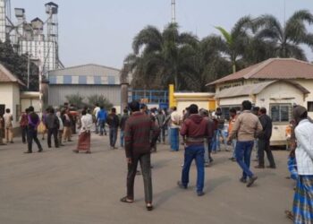 সহায়ক মূল্যে ধান কেনার দাবিতে গলসির রাইস মিলে বিক্ষোভ চাষিদের