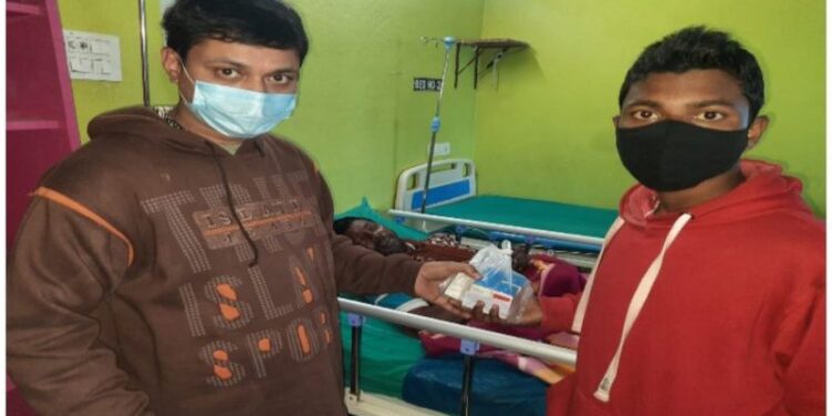 অসহায় জনমজুরের চিকিৎসার জন্য সাহায্যের হাত বাড়িয়ে দিল ‘অঙ্গীকার’