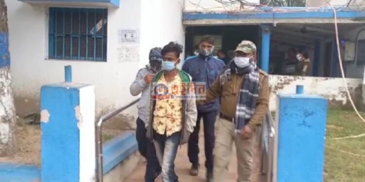 নদীর পাড় থেকে মাটি চুরি,গ্রেফতার ৫ মাটি মাফিয়া