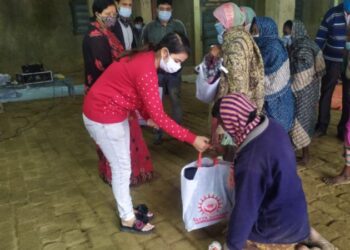 স্বেচ্ছাসেবী সংস্থার পক্ষ থেকে দুঃস্থদের হাতে তুলে দেওয়া হলো শীতবস্ত্র