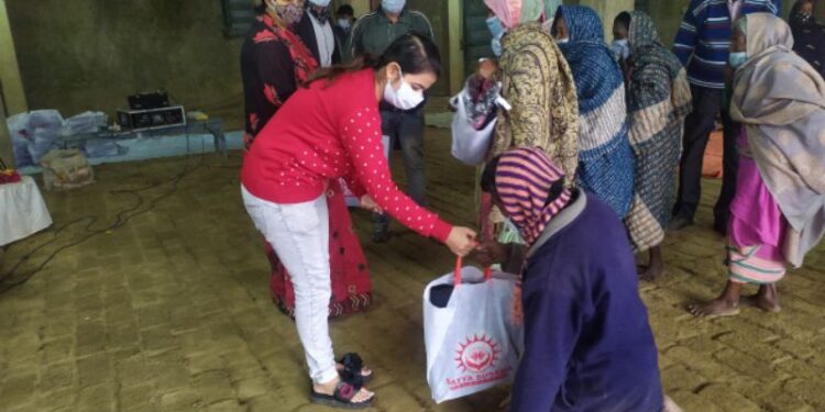 স্বেচ্ছাসেবী সংস্থার পক্ষ থেকে দুঃস্থদের হাতে তুলে দেওয়া হলো শীতবস্ত্র