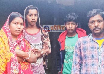 ভাতারে ৩০ টাকার লটারির টিকিট কেটে কোটিপতি মিষ্টির দোকানের কর্মী