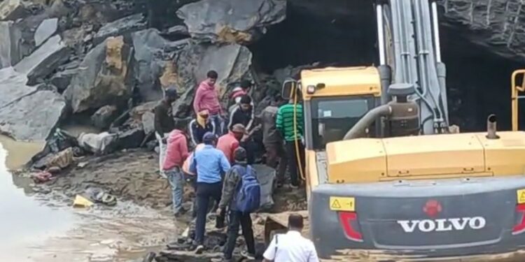 লাউদোহায় খোলামুখ খনিতে ধ্বস, বেআইনিভাবে কয়লা উত্তোলন করতে গিয়ে চাপা পড়ে মৃত একই পরিবারের ৪