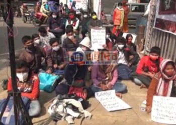 স্কুল কলেজ খোলার দাবিতে বর্ধমান বিশ্ববিদ্যালয় চত্ত্বরে এসএফআইয়ের প্রতীকী ‘ওপেন এয়ার ক্লাসরুম’