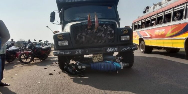 পথ দূর্ঘটনাকে ঘিরে উত্তেজনা পাণ্ডবেশ্বরে