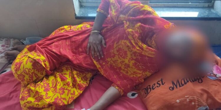 পরপর কন্যা সন্তানের জন্ম দেওয়ায় গৃহবধূর যৌনাঙ্গে রড,লাঠি ঢুকিয়ে দেওয়ার অভিযোগ স্বামীর বিরুদ্ধে