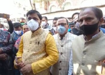 বর্ধমান হাসপাতালের কোভিড ওয়ার্ডের অগ্নিকাণ্ডের পিছনে অক্সিজেন সিলিন্ডার না মশা মারার ধূপ তা নিয়ে তৈরি হয়েছে ধোঁয়াশা