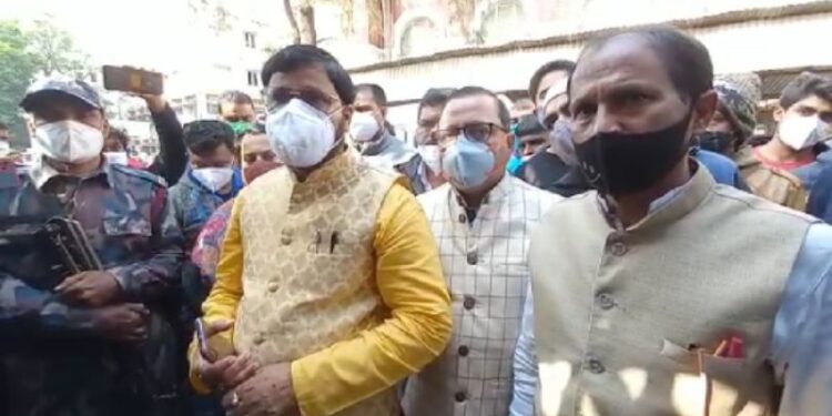 বর্ধমান হাসপাতালের কোভিড ওয়ার্ডের অগ্নিকাণ্ডের পিছনে অক্সিজেন সিলিন্ডার না মশা মারার ধূপ তা নিয়ে তৈরি হয়েছে ধোঁয়াশা