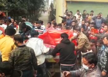 স্ত্রীর জন্য ওষুধ কিনতে বেড়িয়ে বাড়ি ফেরা হল না বৃদ্ধের, পিষে দিল মাটি বোঝাই লরি