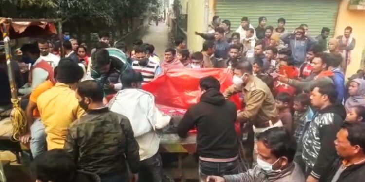 স্ত্রীর জন্য ওষুধ কিনতে বেড়িয়ে বাড়ি ফেরা হল না বৃদ্ধের, পিষে দিল মাটি বোঝাই লরি