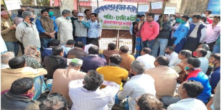জমিতে উৎপাদিত ধান সরকারী সহায়ক মূল্যে বিক্রী করতে না পেরে পঞ্চায়েত অফিস ঘেরাও করে বিক্ষোভ চাষিদের