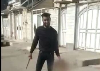 সর্বসমক্ষে কিশোরী স্ত্রীর শিরশ্ছেদ করল যুবক,কাটা মুন্ড নিয়ে ঘুরল শহরের রাস্তায়