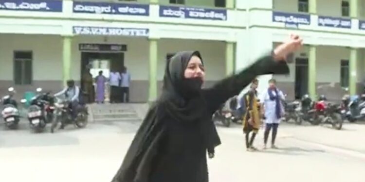 মুসলিম ও অমুসলিমদের মধ্যে বিভেদ সৃষ্টি করছে ‘হিজাব বিতর্ক’,স্কুল কলেজে অভিন্ন পোষাক বিধি চালু করার দাবি হিন্দু প্রতিবাদী পড়ুয়াদের