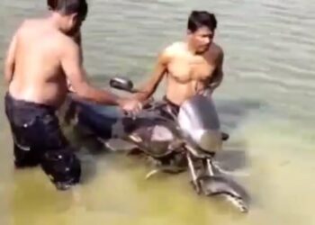 দিঘিতে মাছ ধরার সময় জালে উঠল আস্ত একটি বাইক,চাঞ্চল্য পূর্ব বর্ধমানের খণ্ডঘোষে