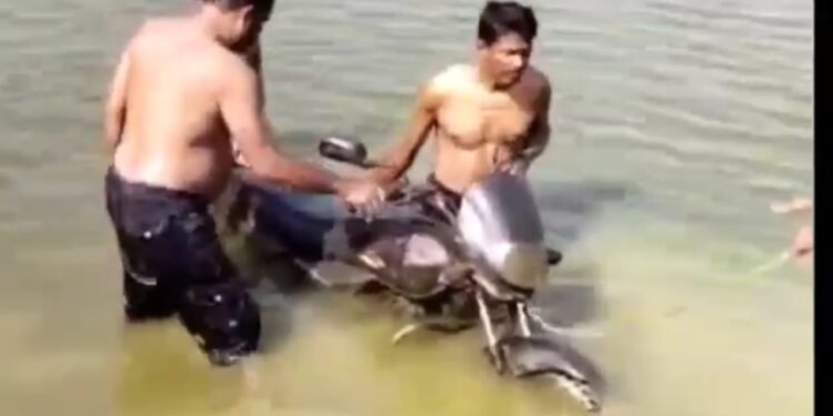 দিঘিতে মাছ ধরার সময় জালে উঠল আস্ত একটি বাইক,চাঞ্চল্য পূর্ব বর্ধমানের খণ্ডঘোষে