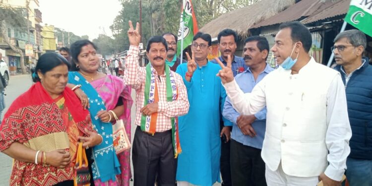 গুসকরা পুরসভায় দলীয় ১৬ প্রার্থীর জয় নিশ্চিত করতে প্রচারের ময়দানে ঝাঁপালেন বিধায়ক