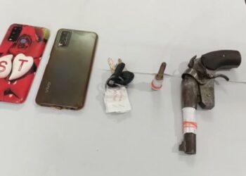 ইংরেজবাজারে অস্ত্রসহ গ্রেফতার ৫ দুষ্কৃতি