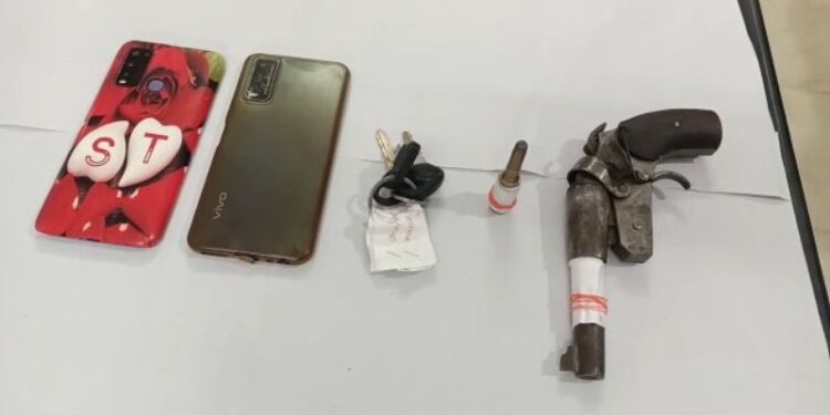 ইংরেজবাজারে অস্ত্রসহ গ্রেফতার ৫ দুষ্কৃতি