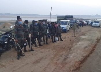 বালির গাড়ির চালান দেখতে গিয়ে হামলার মুখে পড়লেন ভূমি দফতরের আধিকারিকরা