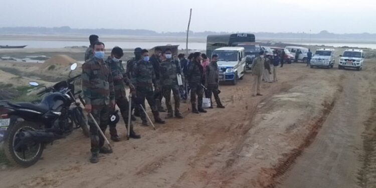 বালির গাড়ির চালান দেখতে গিয়ে হামলার মুখে পড়লেন ভূমি দফতরের আধিকারিকরা