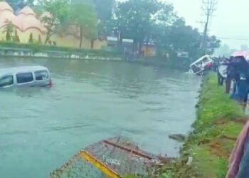 বেপরোয়া গতীতে যাবার সময়ে নিয়ন্ত্রণ হারিয়ে পুকুরের জলে গিয়ে পড়লো রোগীবাহী অ্যাম্বুলেন্স ও যাত্রীবাহী চারচাকা গাড়ি