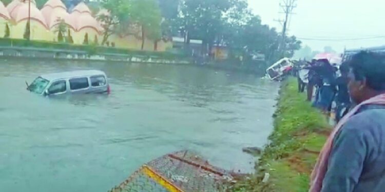 বেপরোয়া গতীতে যাবার সময়ে নিয়ন্ত্রণ হারিয়ে পুকুরের জলে গিয়ে পড়লো রোগীবাহী অ্যাম্বুলেন্স ও যাত্রীবাহী চারচাকা গাড়ি